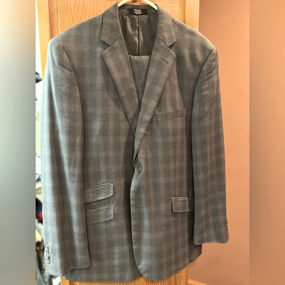 Grey Checkered full suit size size 44 Regular (Men’s Warehouse) - Picture 1 of 2